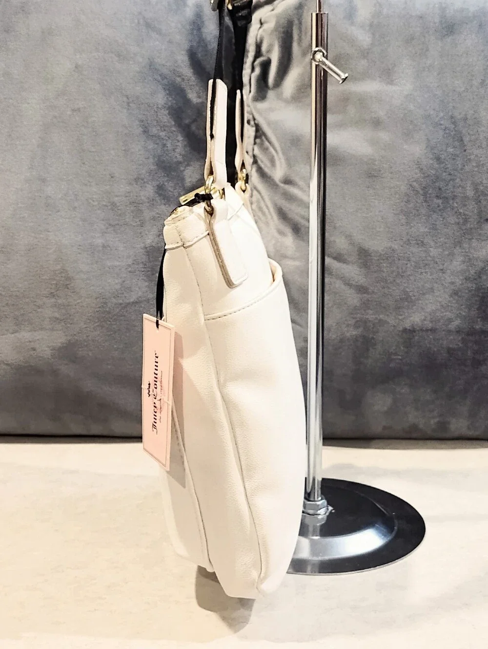 NWT VINTAGE JUICY COUTURE WHITE LEATHER CROSSBODY BAG W/ EMBOSSED BLACK STRAP